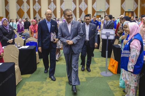 DATUK SERI DR DZULKEFLY AHMAD