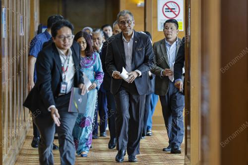 DATUK SERI DR DZULKEFLY AHMAD
