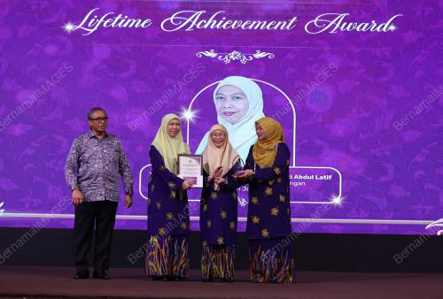 DATUK SERI DR WAN AZIZAH WAN ISMAIL