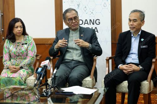 DATUK SERI DR DZULKEFLY AHMAD