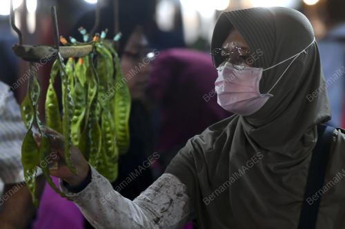ORANG RAMAI MEMBELI BEKALAN MAKANAN