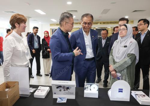 DATUK SERI DR DZULKEFLY AHMAD