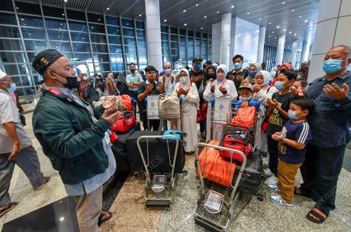 KEPULANGAN KUMPULAN PERTAMA JEMAAH HAJI MALAYSIA