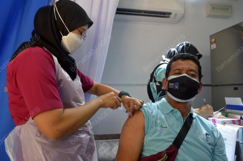 KAKITANGAN PUTRAJAYA HOLDING SDN BHD TERIMA SUNTIKAN VAKSIN