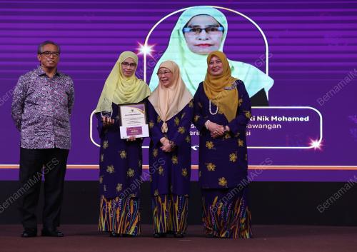 DATUK SERI DR WAN AZIZAH WAN ISMAIL