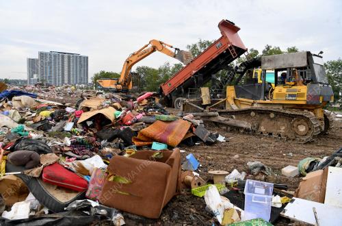 TINJAUAN SISA BARANGAN ROSAK AKIBAT BANJIR