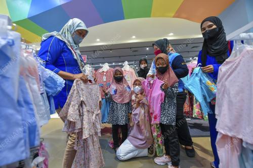 ANAK YATIM BELI BAJU RAYA