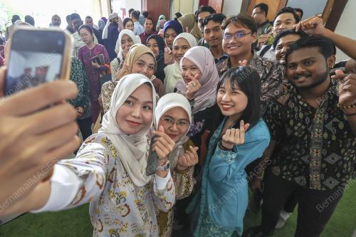 FADHLINA SIDEK