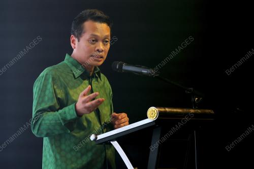 NIK NAZMI NIK AHMAD