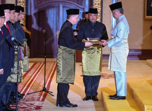 AL- SULTAN ABDULLAH RI'AYATUDDIN AL - MUSTAFA BILLAH SHAH
