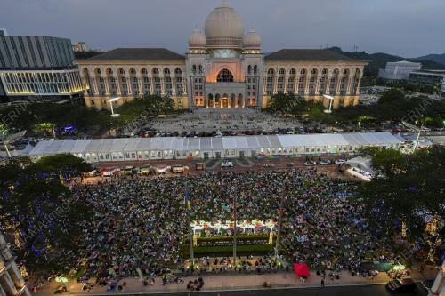 BERBUKA PUASA DI LAMAN IFTAR