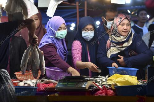 ORANG RAMAI MEMBELI BEKALAN MAKANAN