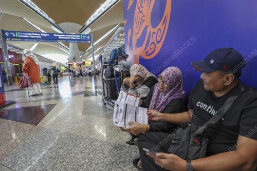 PENUMPANG TERKANDAS DI KLIA