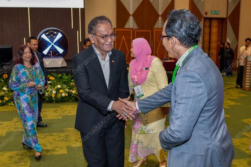 DATUK SERI DR DZULKEFLY AHMAD