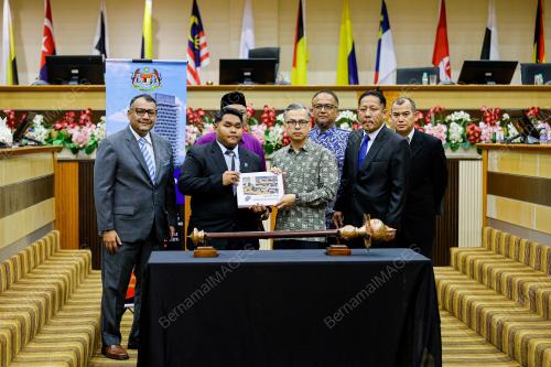 FAHMI FADZIL
