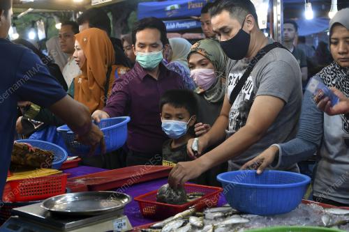 ORANG RAMAI MEMBELI BEKALAN MAKANAN