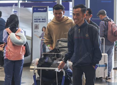 PENUMPANG TERKANDAS DI KLIA