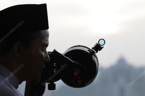 MENCERAP ANAK BULAN