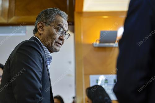 DATUK SERI DR DZULKEFLY AHMAD