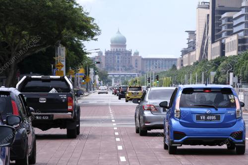 ORANG RAMAI BERSIAR DAN BERGAMBAR DI PUTRAJAYA