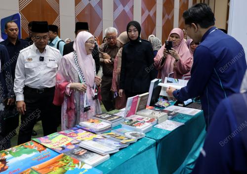 DATUK SERI DR WAN AZIZAH WAN ISMAIL