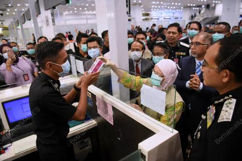 DATUK SERI DR WAN AZIZAH WAN ISMAIL