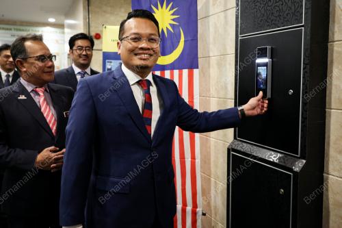 NIK NAZMI NIK AHMAD