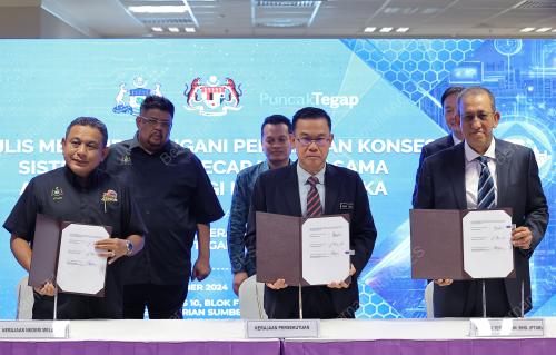 NIIK NAZMI NIK AHMAD