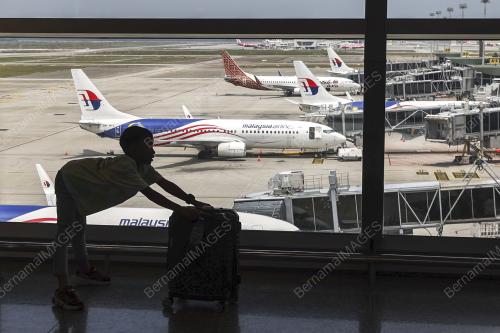 PENUMPANG TERKANDAS DI KLIA