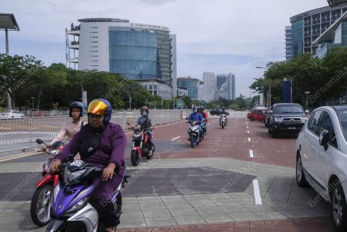 ORANG RAMAI BERSIAR DAN BERGAMBAR DI PUTRAJAYA