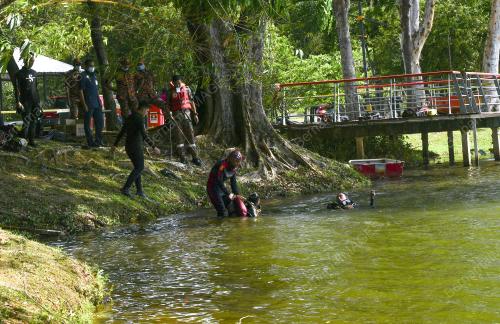 SEORANG LELAKI DIKHUATIRI LEMAS DI TAMAN TASIK CYBERJAYA