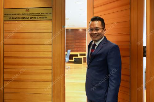 NIK NAZMI NIK AHMAD