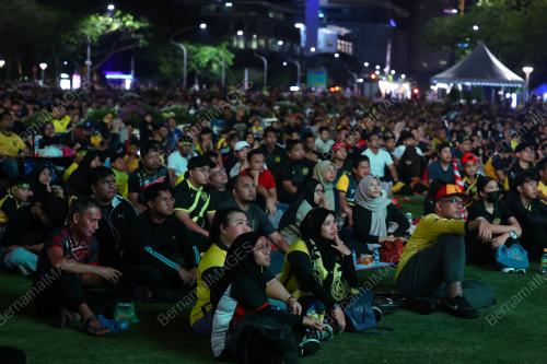 TAYANGAN SKRIN GERGASI BOLASEPAK PIALA AFF MITSUBISHI