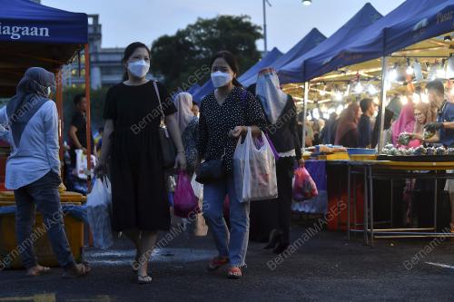 ORANG RAMAI MEMBELI BEKALAN MAKANAN