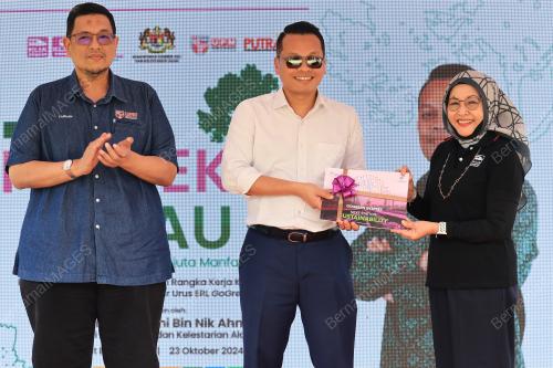 NIIK NAZMI NIK AHMAD