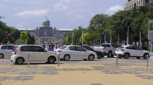 ORANG RAMAI BERSIAR DAN BERGAMBAR DI PUTRAJAYA