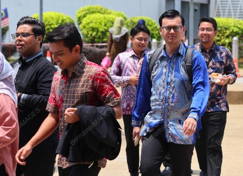 PEMAKAIAN BAJU BATIK MALAYSIA