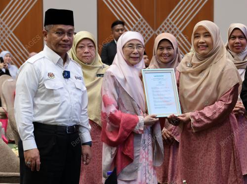 DATUK SERI DR WAN AZIZAH WAN ISMAIL