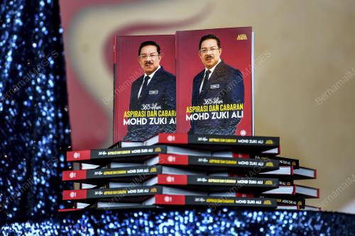 BUKU 365 HARI : ASPIRASI DAN CABARAN MOHD ZUKI ALI