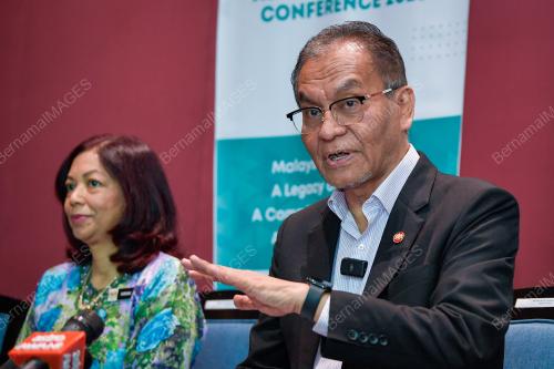 DATUK SERI DR DZULKEFLY AHMAD