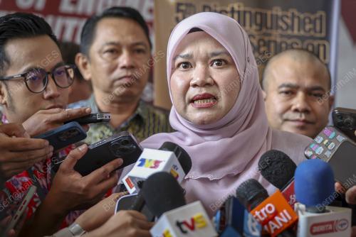 FADHLINA SIDEK