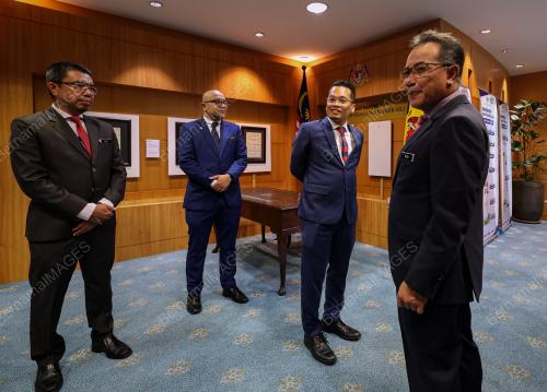 NIK NAZMI NIK AHMAD