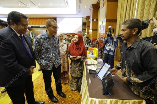 DATUK SERI DR DZULKEFLY AHMAD