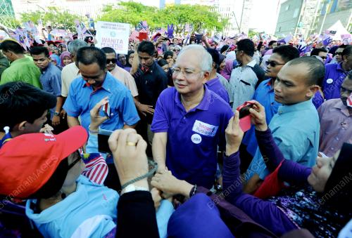 PTJ23_17032013_PURPLE_WALK