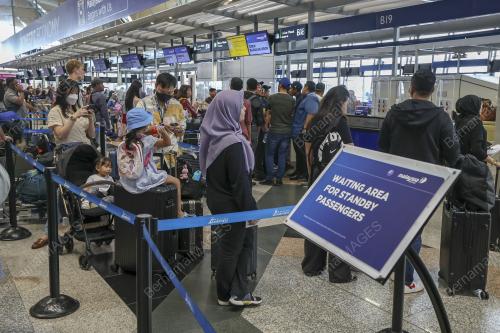 PENUMPANG TERKANDAS DI KLIA