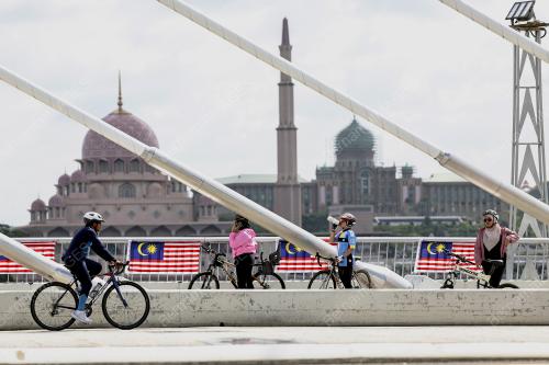 JALUR GEMILANG DI JAMBATAN SERI WAWASAN