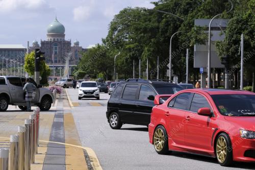 ORANG RAMAI BERSIAR DAN BERGAMBAR DI PUTRAJAYA