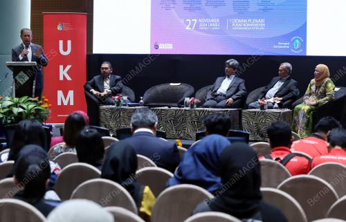 DATUK SERI MUSTAPA MOHAMED