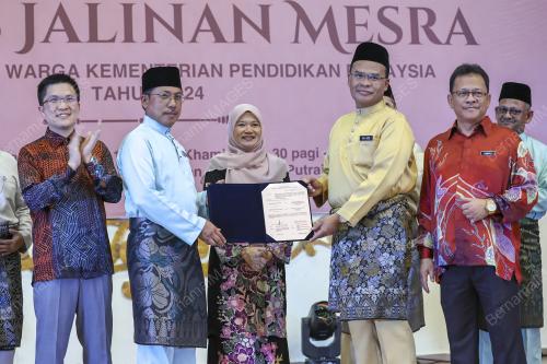 FADHLINA SIDEK