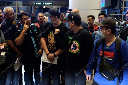 WARGANEGARA MALAYSIA TIBA DARI LAOS